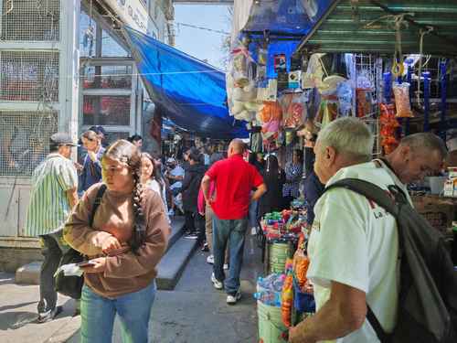 Calles que dan a estaciones Guelatao y Peñón Viejo, tomadas por ambulantes y mototaxistas