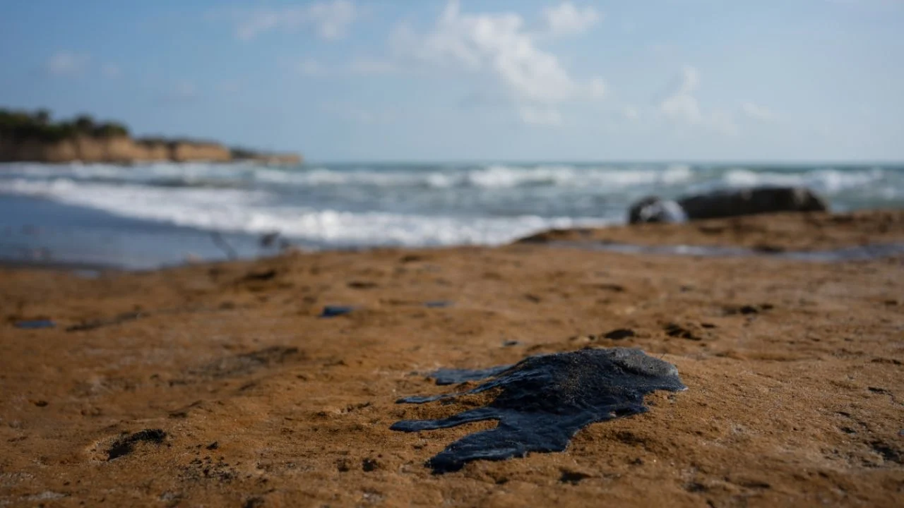 Chapopoteras y un barco son el origen del derrame en el Golfo de México, dicen autoridades