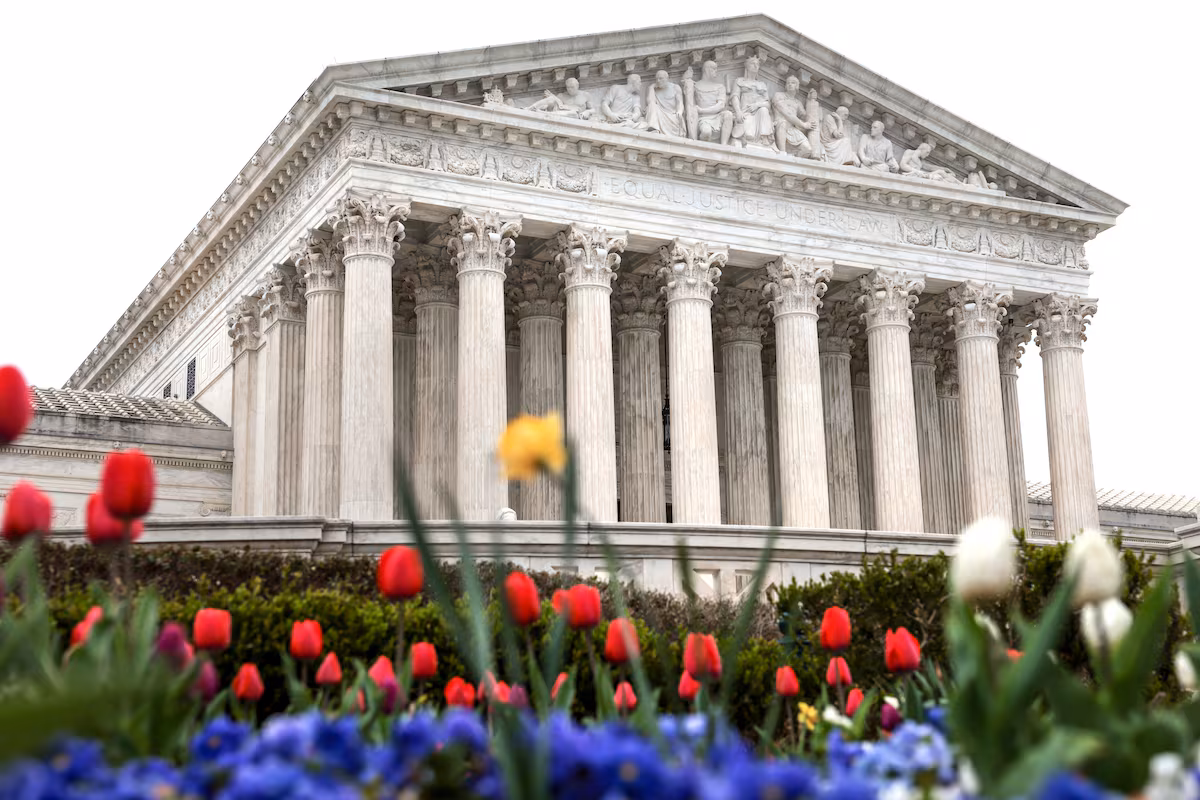 El Tribunal Supremo de EE UU anula la prohibición de las terapias de conversión en menores LGTBIQ+ | sociedad