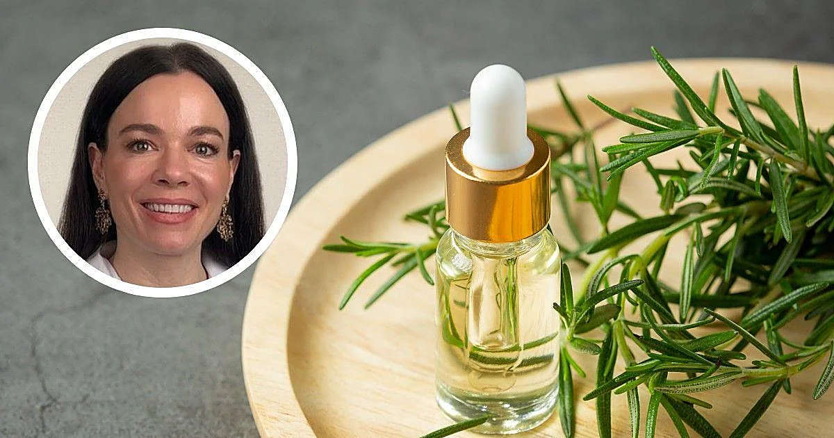 «El aceite esencial de romero penetra mejor en el cuero cabelludo que una infusión casera»