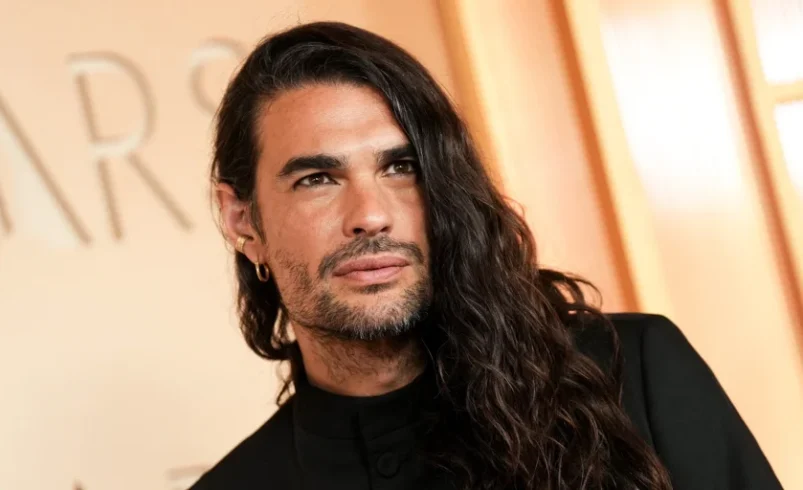 El look de Oliver Laxe en los premios Oscar y su infaltable broche de sandía