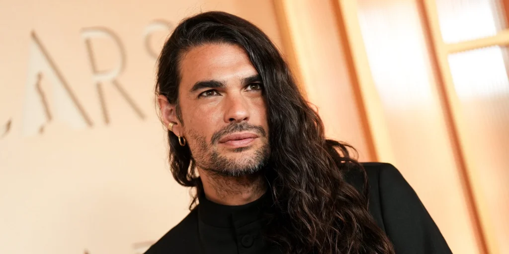 El look de Oliver Laxe en los premios Oscar y su infaltable broche de sandía