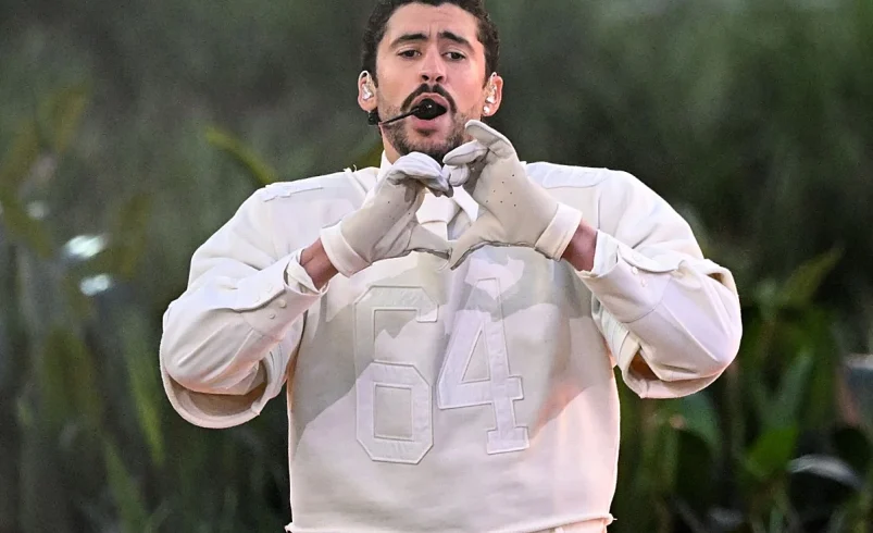El significado del traje de Zara que Bad Bunny ha llevado en la Super Bowl 2026