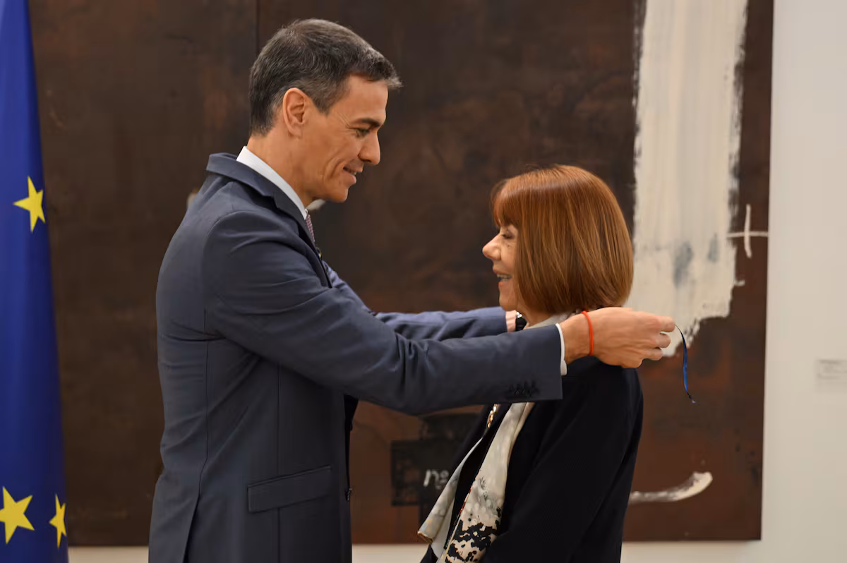 Gisèle Pelicot recibe la encomienda de la orden del mérito civil de manos del presidente del Gobierno | sociedad