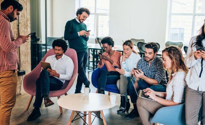 Millennials y centennials, ¿los menos comprometidos con el trabajo?