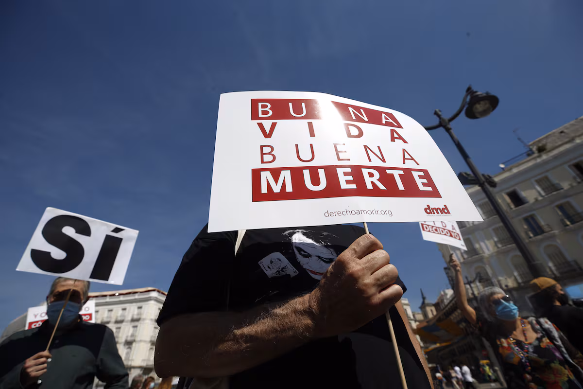 Sanidad agilizará la eutanasia en casos urgentes y reforzará el papel de la enfermería | Sociedad