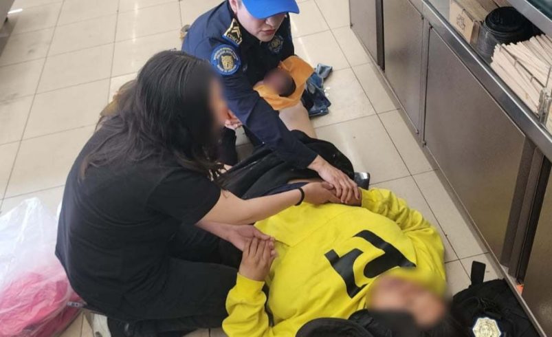 Así ayudaron policías a una mujer a tener a su bebé en una tienda en Coyoacán: VIDEO