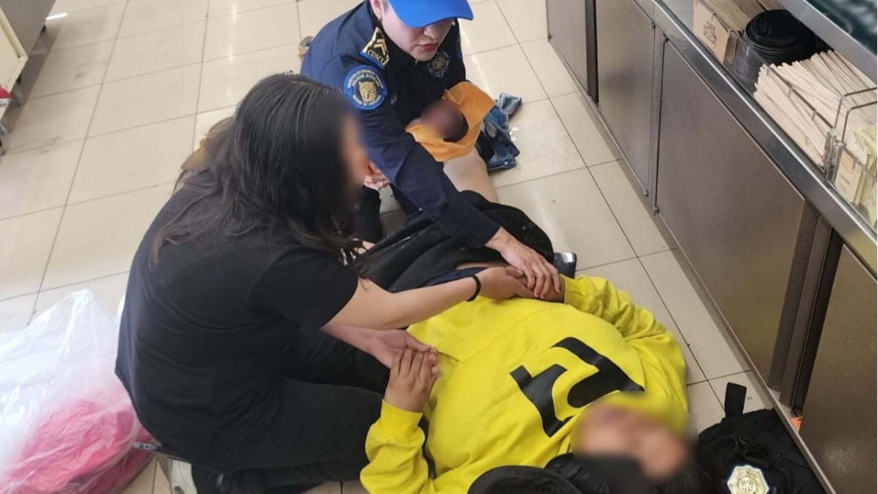 Así ayudaron policías a una mujer a tener a su bebé en una tienda en Coyoacán: VIDEO