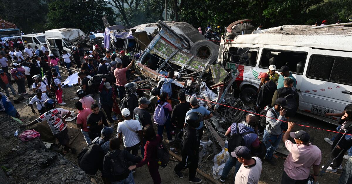 Atentado guerrillero con bomba en Colombia deja 20 muertos, a un mes de las elecciones