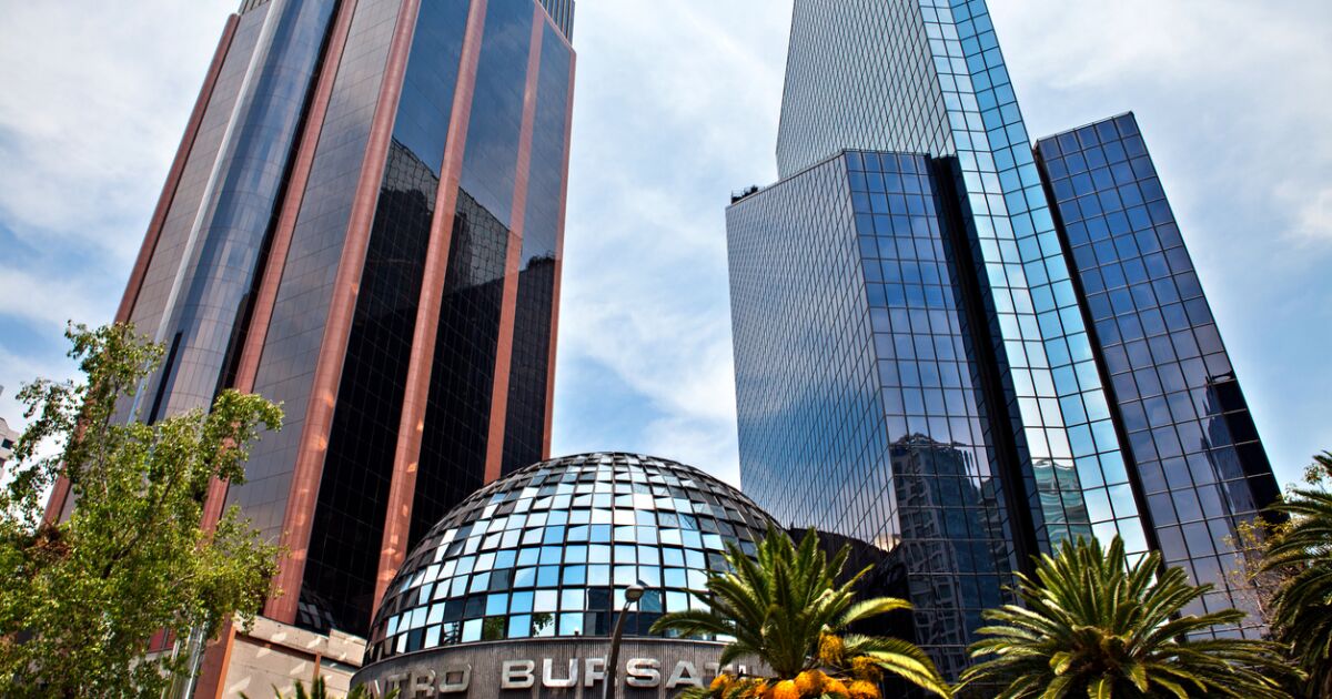 BMV cae y Wall Street suben tras señales mixtas sobre conflicto en Medio Oriente; tipo de cambio hoy, 21 de abril