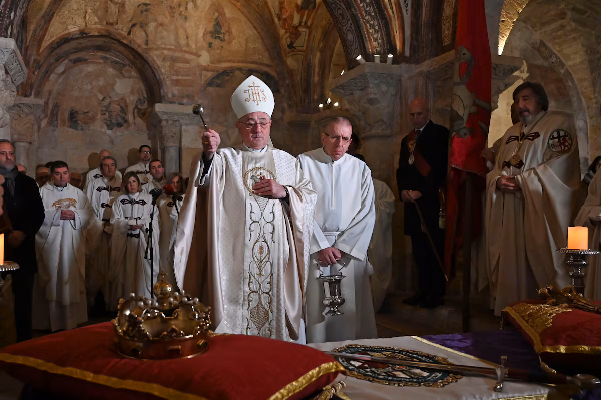 Curas víctimas de pederastia maltratadas por la propia Iglesia: un obispo suspende la terapia psicológica a un sacerdote que desveló su caso | sociedad