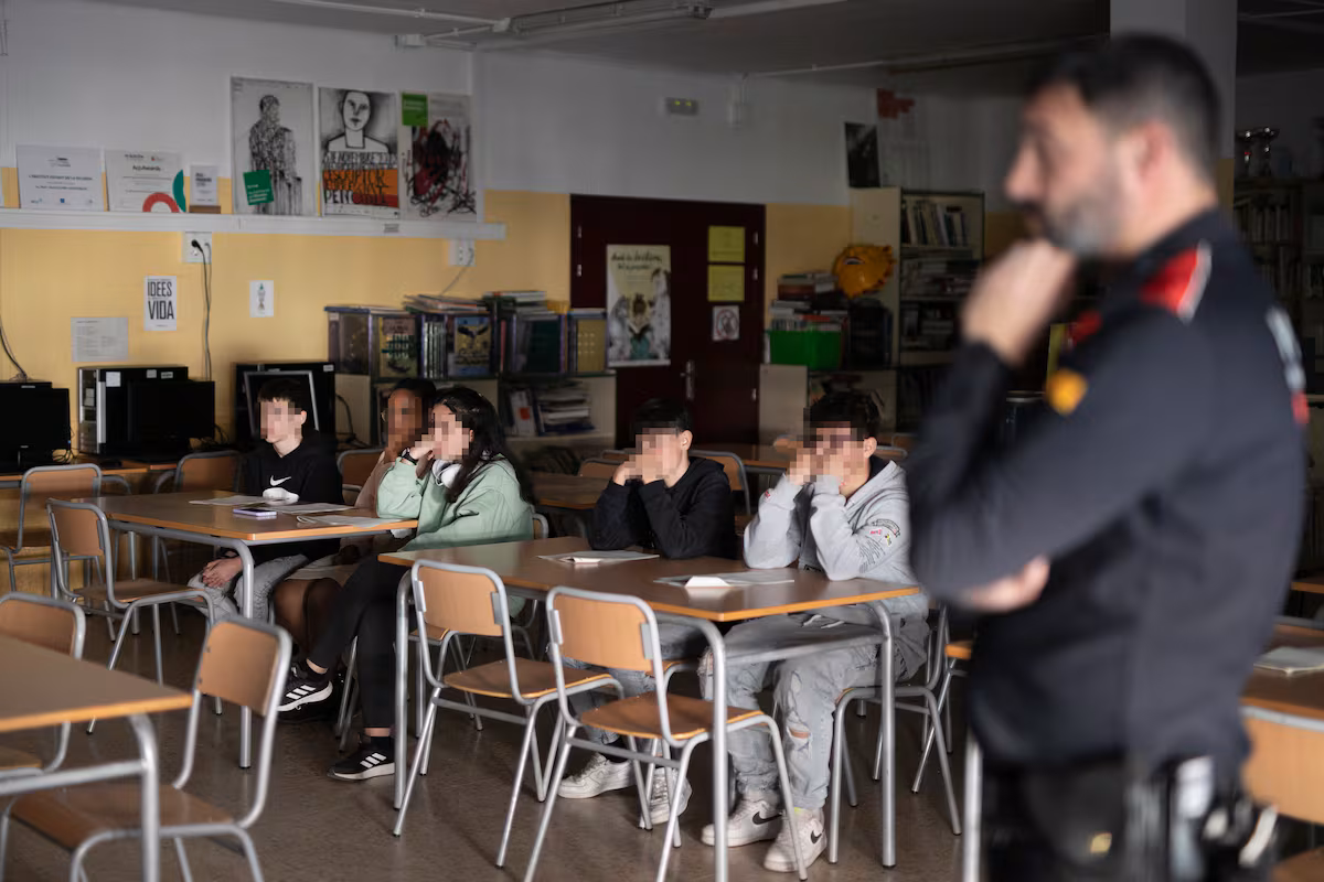 “Despiden educadores sociales y nos meten 'mossos”: profesores, alumnos y familias rechazan el despliegue policial en institutos de Cataluña | Educación