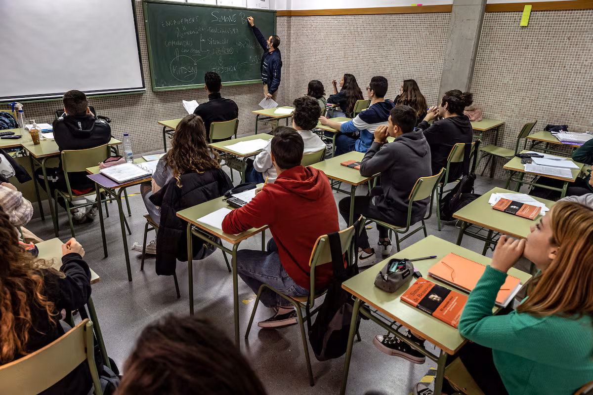 El primer protocolo nacional contra el acoso escolar prevé un registro de casos y perseguir los 'deepfakes' y otros abusos con IA | Educación