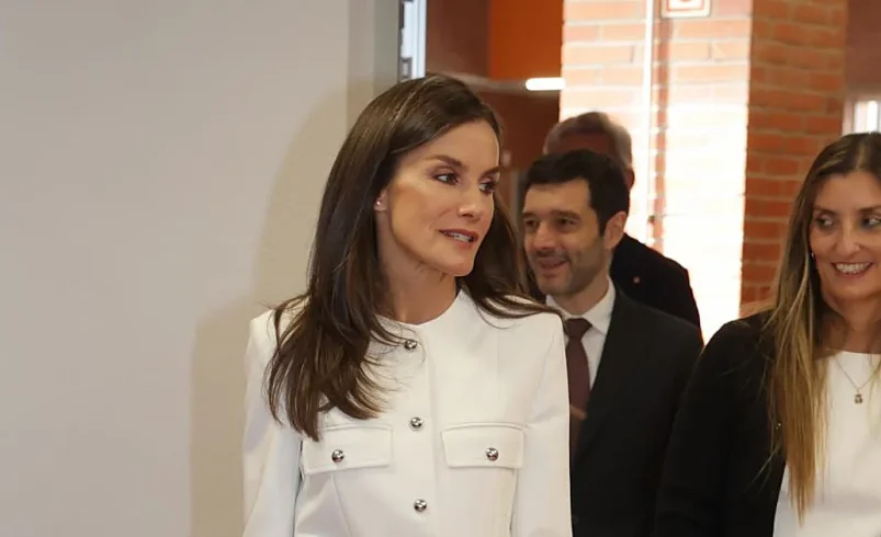 El traje blanco más original de la Reina Letizia y sus zapatos bicolor para su encuentro con las mujeres gitanas.