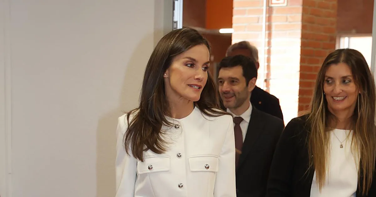 El traje blanco más original de la Reina Letizia y sus zapatos bicolor para su encuentro con las mujeres gitanas.