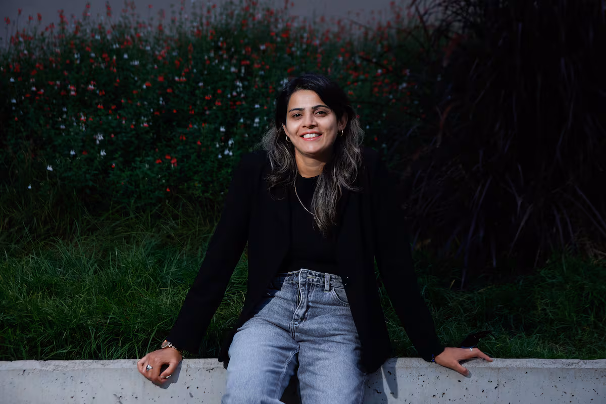 Futuros docentes asisten a talleres impartidos por personas refugiadas en universidades públicas para que cuando ejerzan de profesores enseñen lo aprendido sobre las causas del desplazamiento forzoso a sus alumnos: La lección vital de Asma Syal para los nuevos profesores | Vidas Nuevas