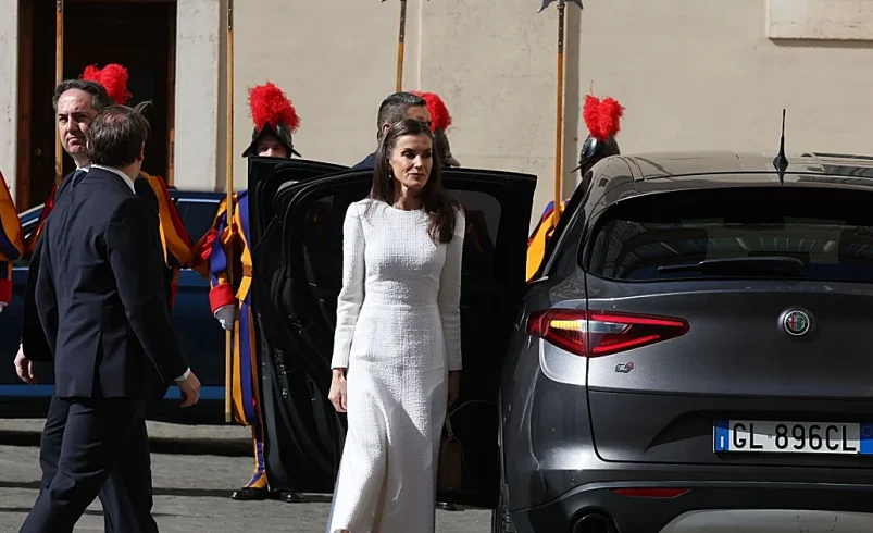 La Reina Letizia estrena un vestido blanco de tweed para la audiencia con el Papa León XIV