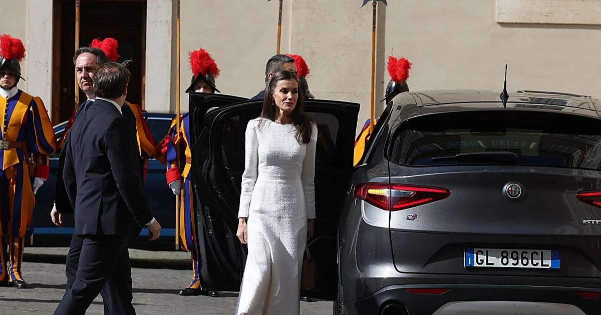 La Reina Letizia estrena un vestido blanco de tweed para la audiencia con el Papa León XIV