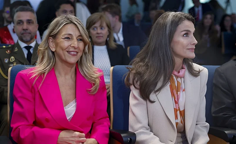 La Reina Letizia y Yolanda Díaz, duelo de trajes de primavera