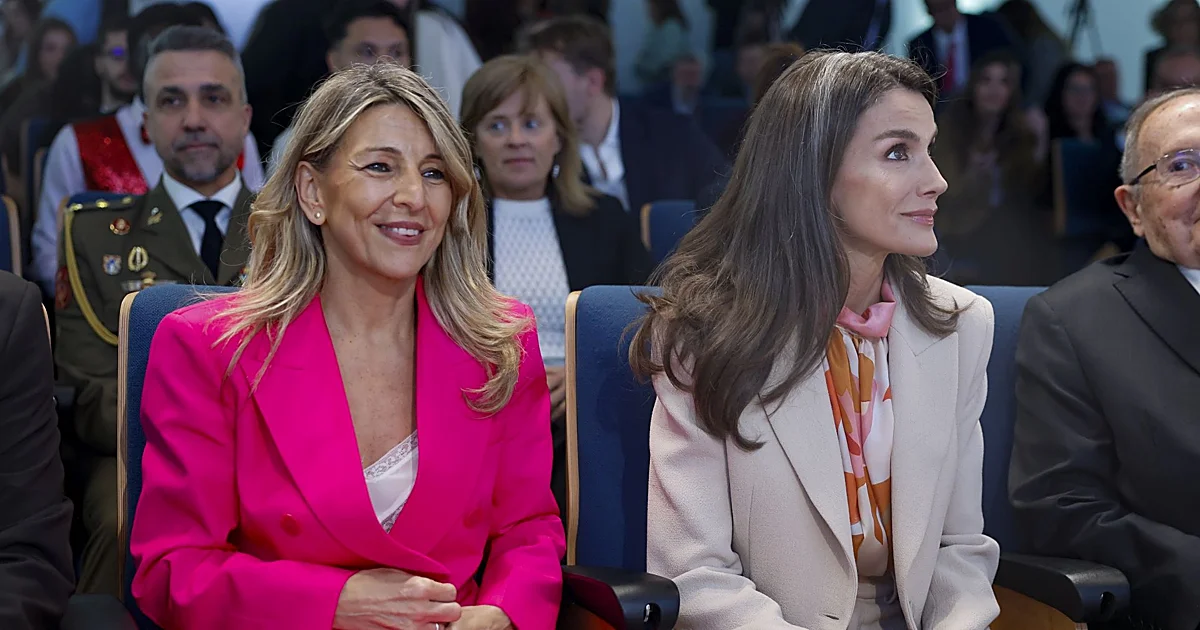 La Reina Letizia y Yolanda Díaz, duelo de trajes de primavera