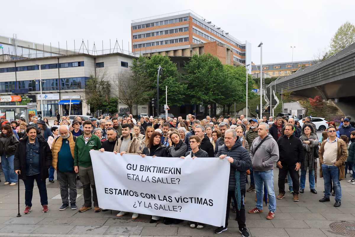 Las víctimas de los abusos en La Salle de San Sebastián piden reparación en la calle: “En dos años no han hecho absolutamente nada” | sociedad