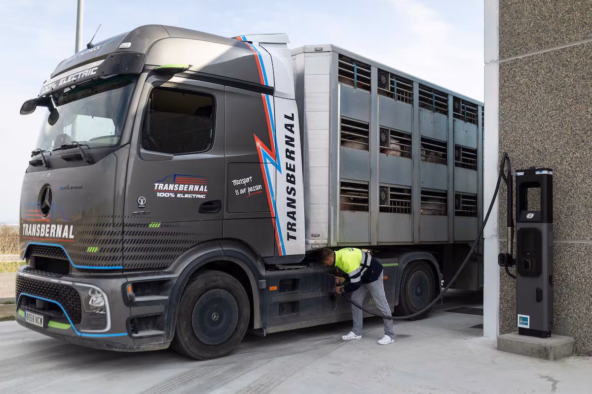 Los grandes camiones eléctricos ya hacen 1.000 kilómetros diarios: “Con lo que ha subido el gasoil, ahorras mucho dinero” | Clima y Medio Ambiente