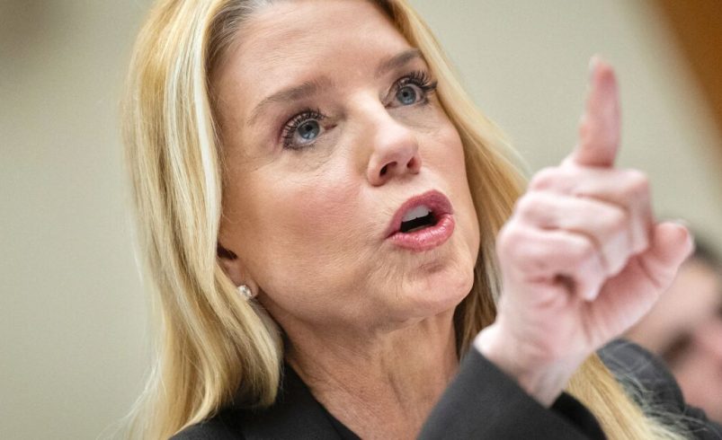 Quién es Pam Bondi, la fiscal general de la UE destituida por Trump y cuestionada por el caso Epstein