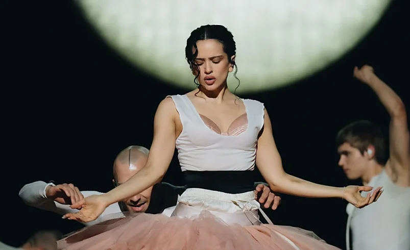 de sus cejas al maquillaje, la manicura y los peinados