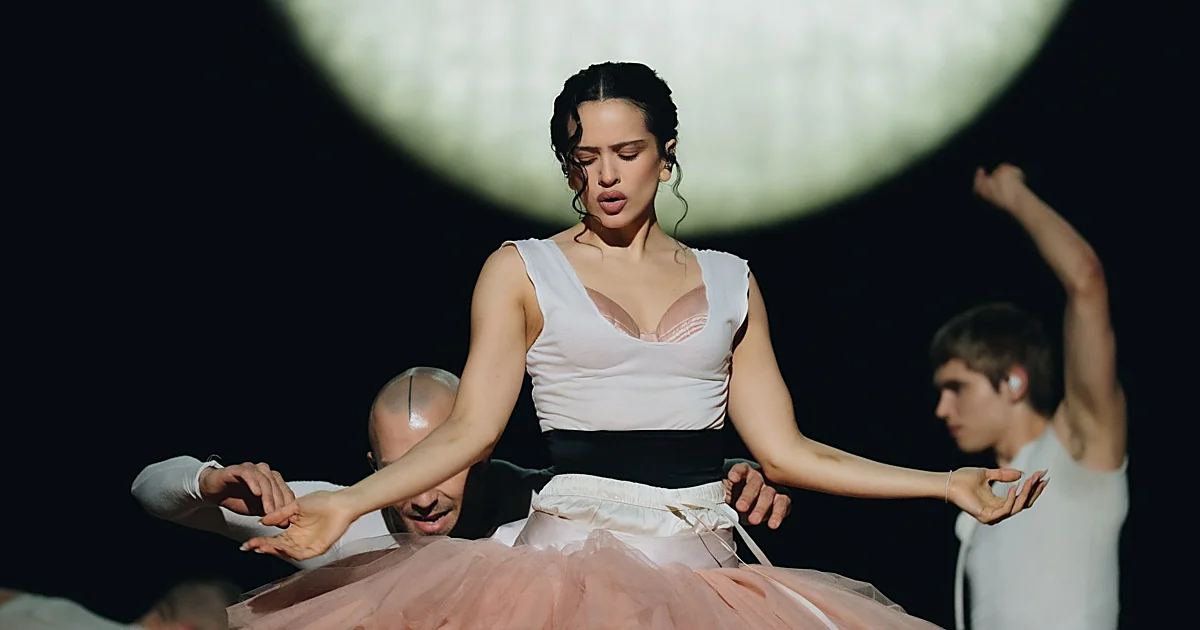 de sus cejas al maquillaje, la manicura y los peinados