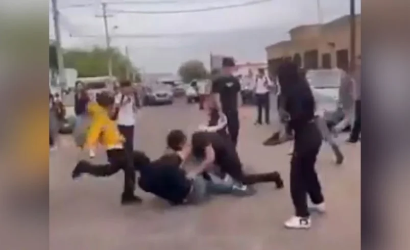 Alumnos y padres de familia protagonizan intensa pelea campal afuera de una secundaria de Hermosillo | VÍDEO FUERTE