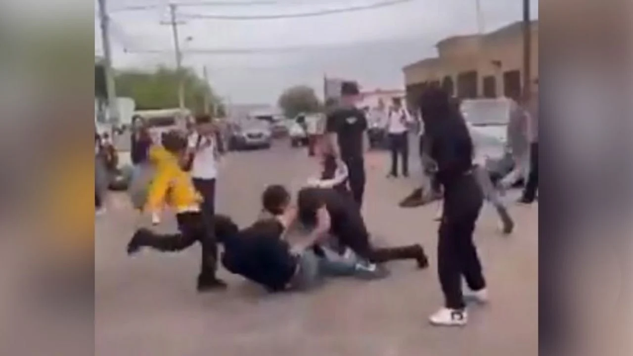 Alumnos y padres de familia protagonizan intensa pelea campal afuera de una secundaria de Hermosillo | VÍDEO FUERTE