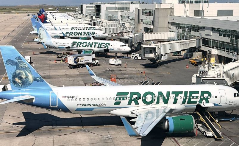 Avión de Frontier Airlines embiste y mata peatón durante un despegue en Denver