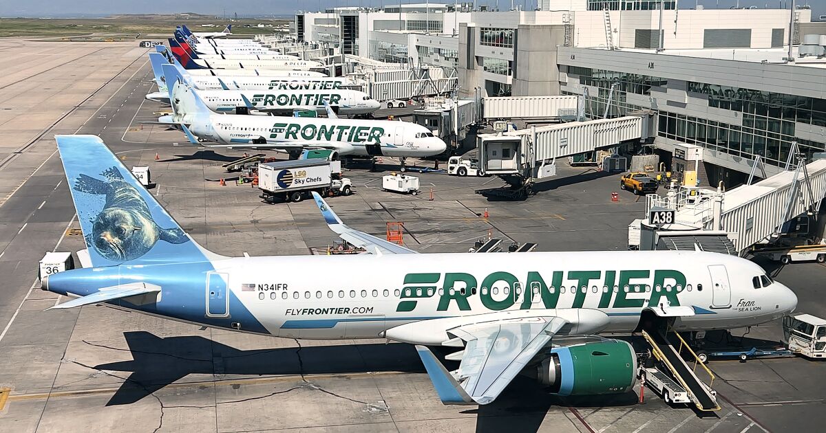 Avión de Frontier Airlines embiste y mata peatón durante un despegue en Denver