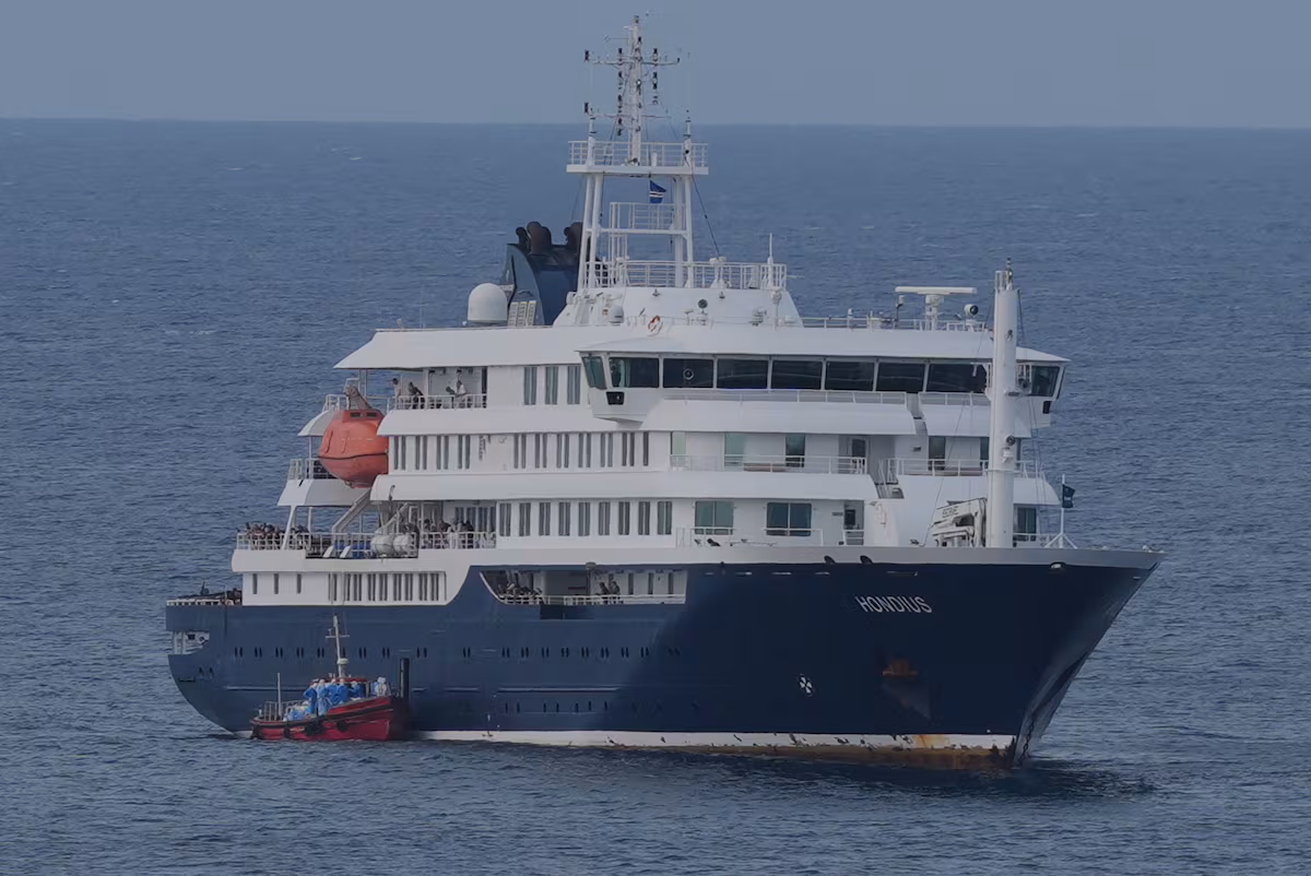 El crucero con los pasajeros confinados por hantavirus va rumbo a Canarias, mientras se pierde el rastro de otros 23 | sociedad
