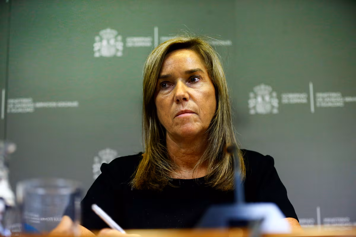 Fernando Simón con Mónica García y con Ana Mato: esta crisis no es como la covid, sino como el ébola | sociedad