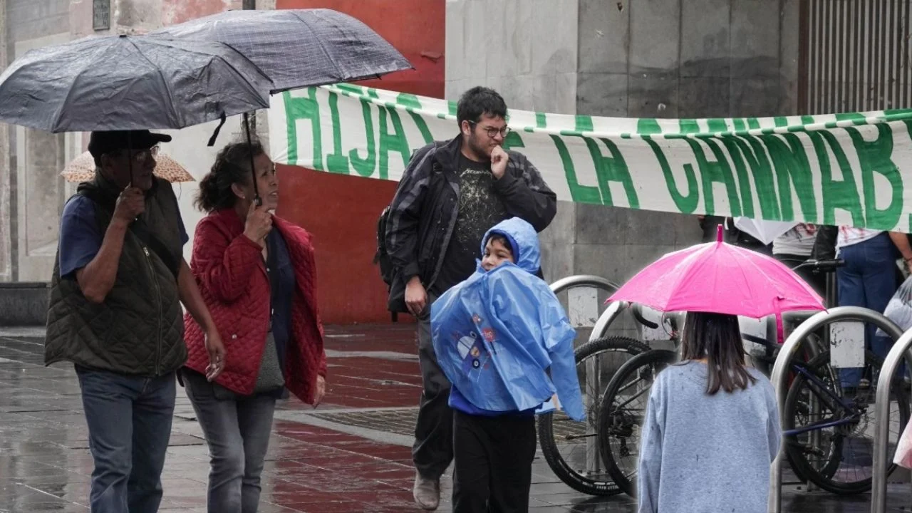 Frente Frío 48 llega con lluvias torrenciales, vientos de hasta 100 km/hy olas de 5 metros | Estados afectados