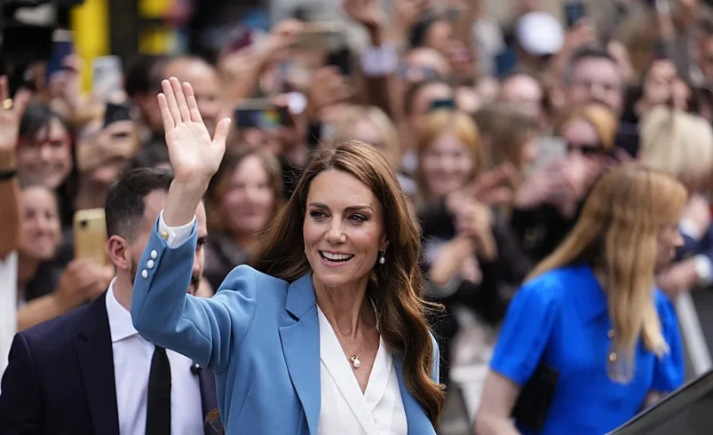 Kate Middleton estrena un traje original en su primer viaje internacional desde su enfermedad