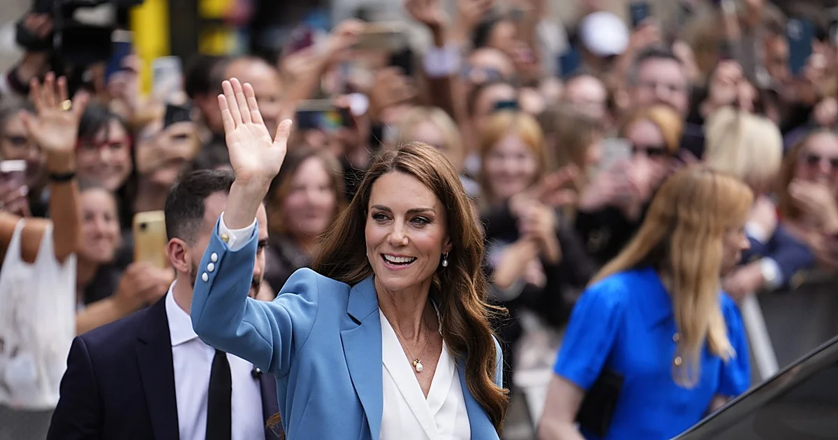 Kate Middleton estrena un traje original en su primer viaje internacional desde su enfermedad