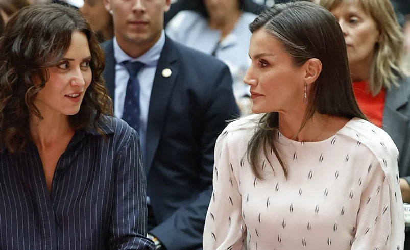 La Reina Letizia e Isabel Díaz Ayuso, dos miradas opuestas en su encuentro con los escritores