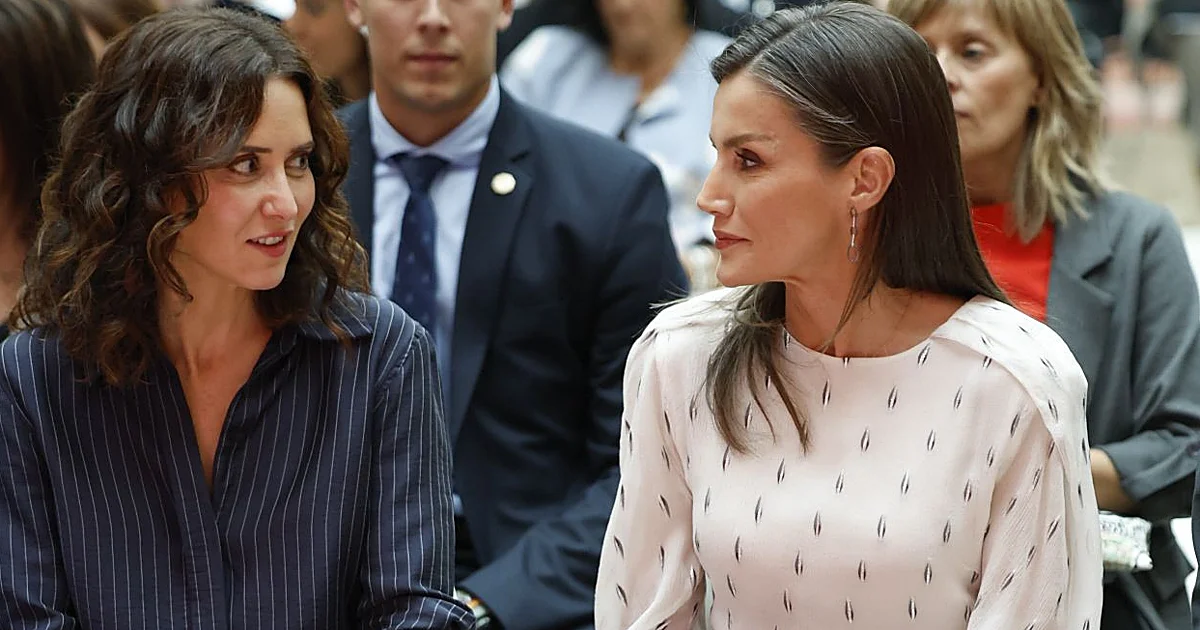 La Reina Letizia e Isabel Díaz Ayuso, dos miradas opuestas en su encuentro con los escritores