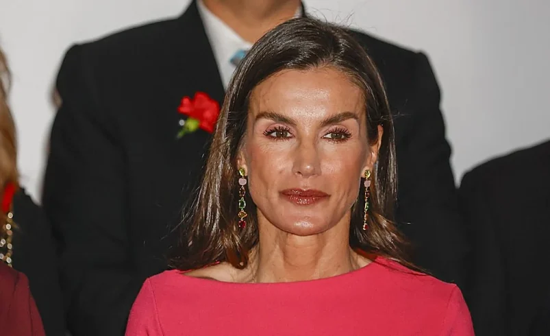 La Reina Letizia rescata de su armario el primer vestido que lució el diseñador Moisés Nieto