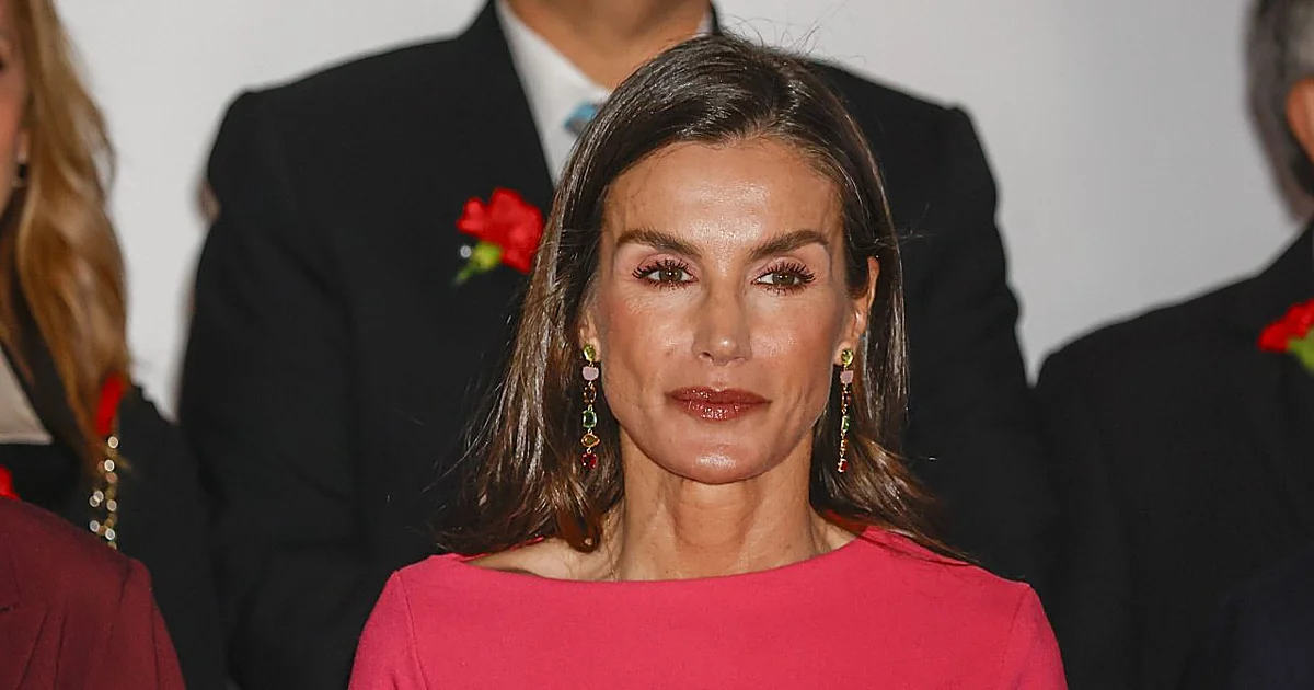La Reina Letizia rescata de su armario el primer vestido que lució el diseñador Moisés Nieto