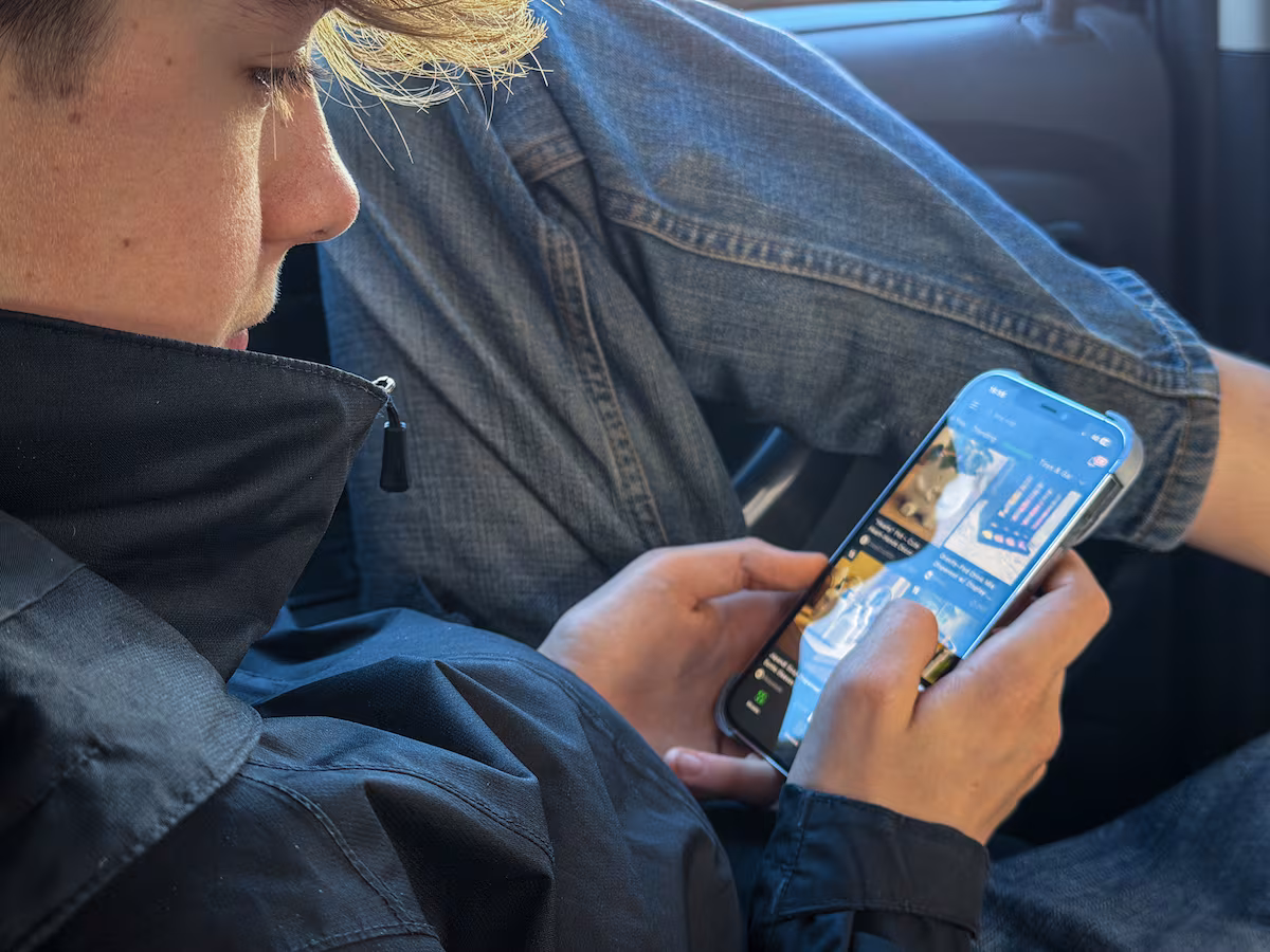 Los adolescentes de familias con menos recursos sufren más problemas por el uso excesivo de las redes | Tecnología