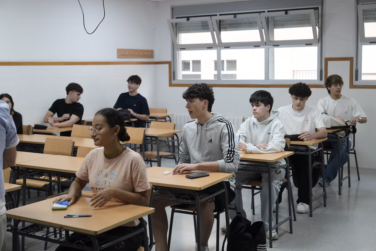 “Tendrán un 0”: cuatro autonomías blindan la Selectividad con detectores de frecuencia ante el aumento de alumnos que copian con la IA | Educación
